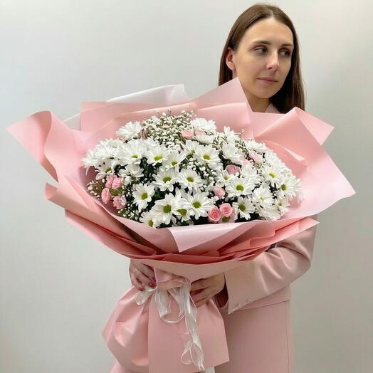 Элегантный букет кустовой розы, гипсофилы и ромашковых хризантем, арт.263