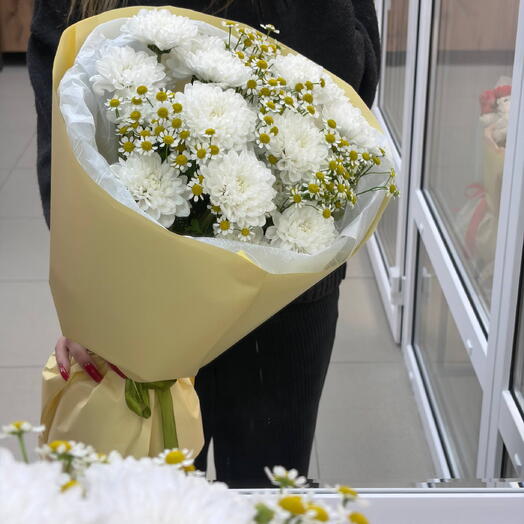 Букет из хризантем и ромашек