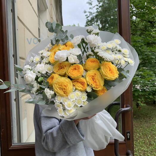 Желтый букет с пионовидной розой