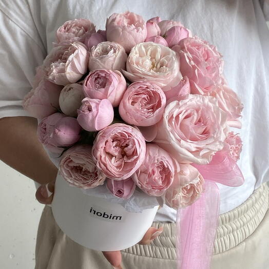 Нежная розовая мини композиция в коробке  с пионовидными розами 🎀