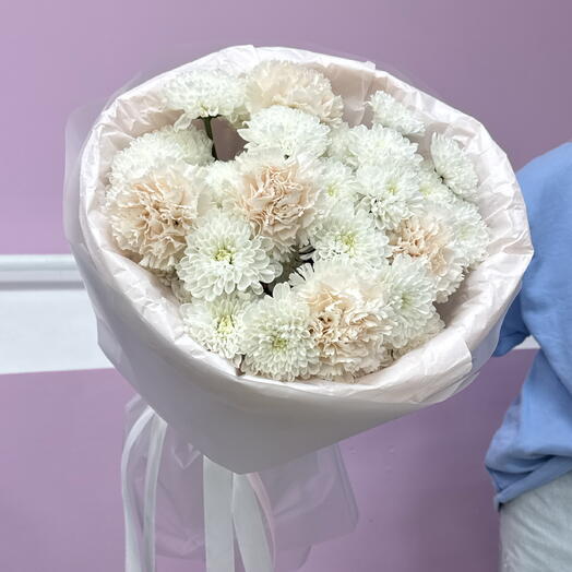 Букет с диантусами и белой хризантемой