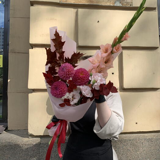 Осенний букет с гладиолусом , георгинами и листьями дуба