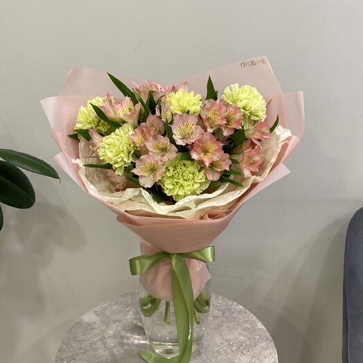 Стойкий букет с альстромерией и диантусами 💗💚