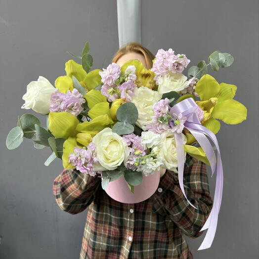 Нежная композиция с Орхидеями, Белыми Розами и Маттиолой 🌸