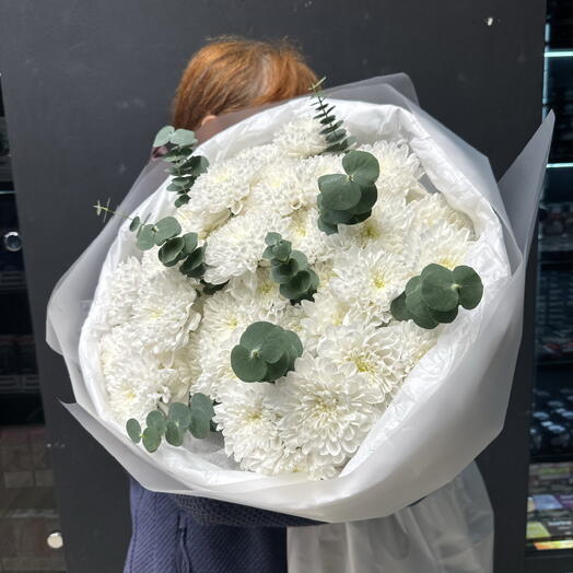 Хризантемы с эвкалиптом