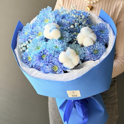 Букет из кустовой хризантемы с добавлением хлопка и гипсофилы в синем 💙
