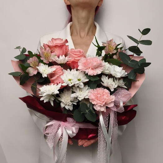 Композиция из рощ, альстромерий, кустовых хризантем, диантусов, эвкалипта