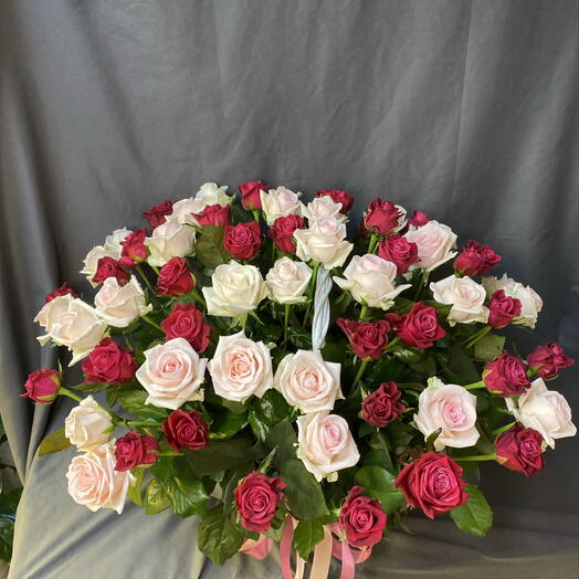 Корзина роз 65 штук