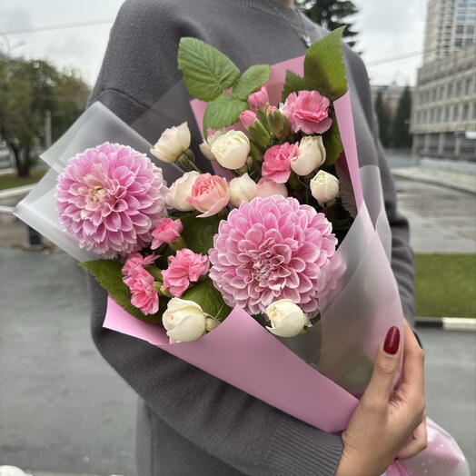 Букет из георгин и кустовых роз