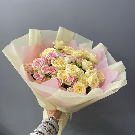 Микс ярких кустовых роз