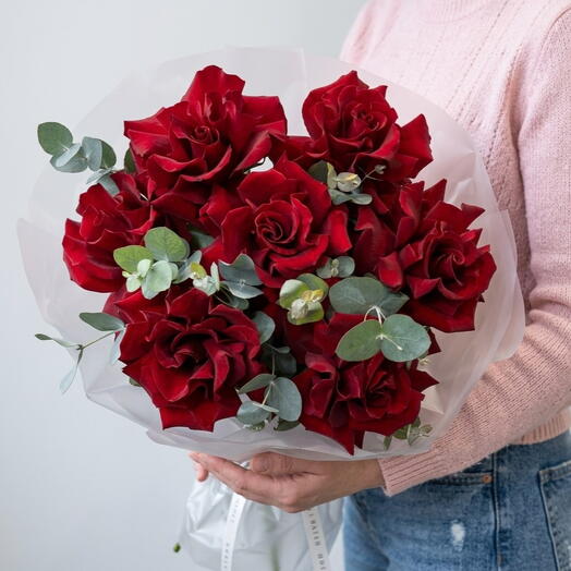 Букет из красных французских роз с эвкалиптом🌹