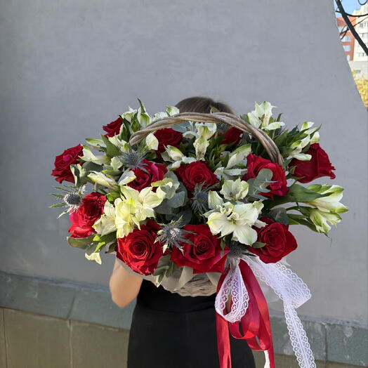 Корзина сборная с красными розами