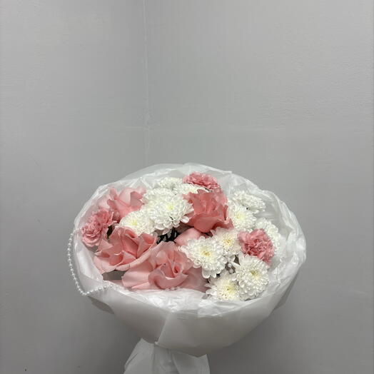 Букет из хризантем розой и гвоздиками