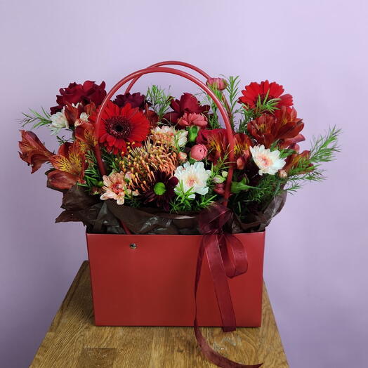 Композиция в сумочке с нутаном и герберами
