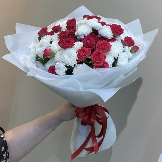 Букет из кустовых роз и хризантем Сантини