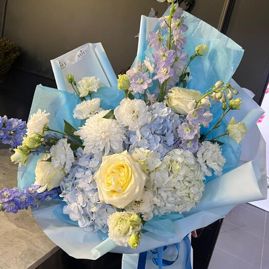 Авторский букет от Sofi flowers с дельфиниумом , гортензией и розами