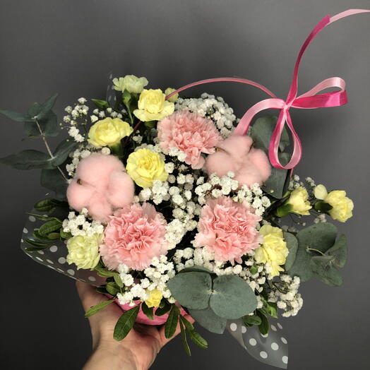 Яркая корзиночка с диантусами,гипсофилой,хлопком и эвкалиптом🌸🌻☘️🔥🌸