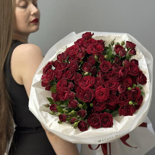 25 веток красных кустовых роз — большой бордовый букет