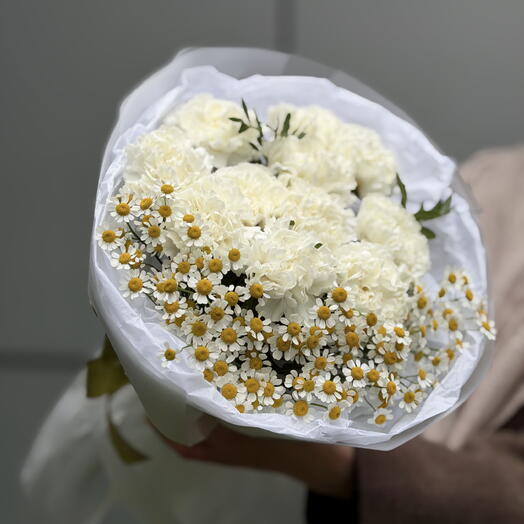 Воздушный букет «White tango» с белой гвоздикой и матрикарией 🤍
