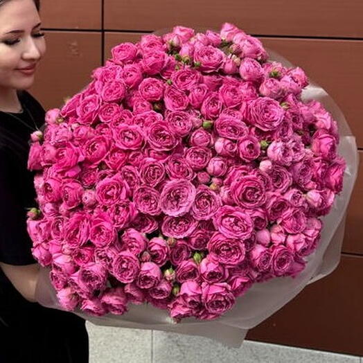 💕 Wow-эффект! Гигантский букет из 71 кустовых премиальных пионовидных роз 🩷