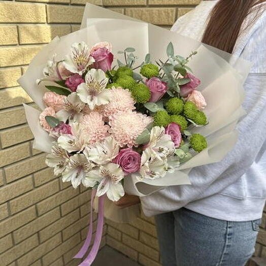 Букет с фиолетовыми розами, хризантемой и альстромерией