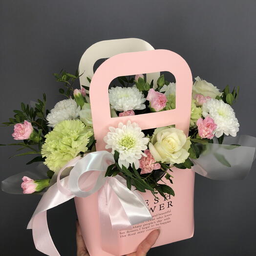 Нежная сумочка с хризантемой,диантусами и розами🌸🌸🌸