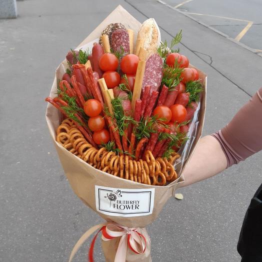 Съедобный мясной букет из колбасы, овощей и сыра "Мужской 929"