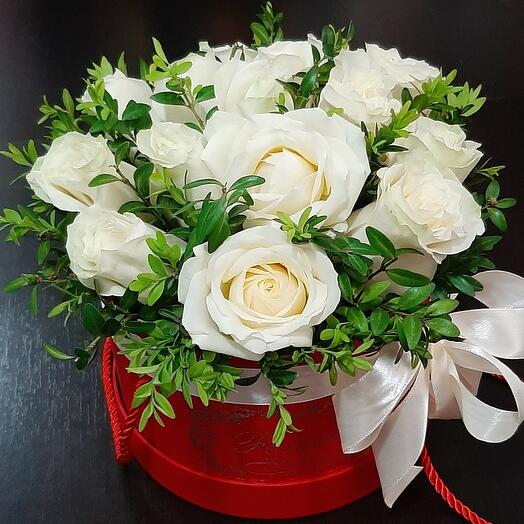 Белые розы в шляпной коробке