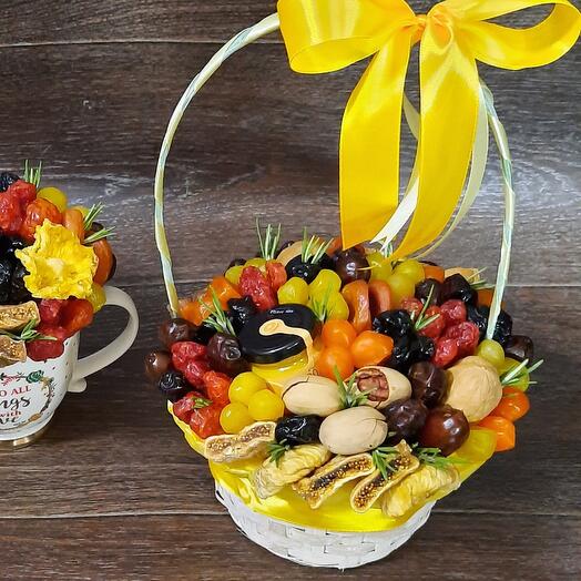 Корзина с сухофруктами