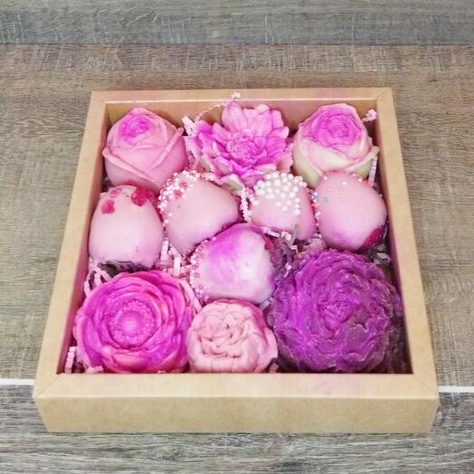 Шоколадные цветы и клубника в шоколаде