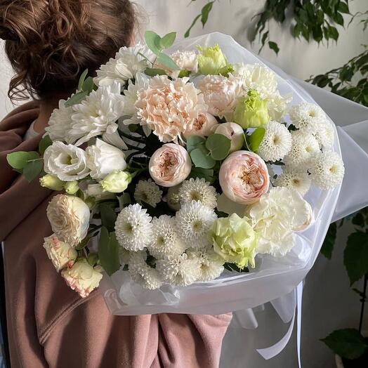 A stylish bouquet is a compliment