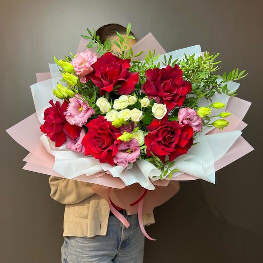 Эффектный букет с эустомами и французскими розами