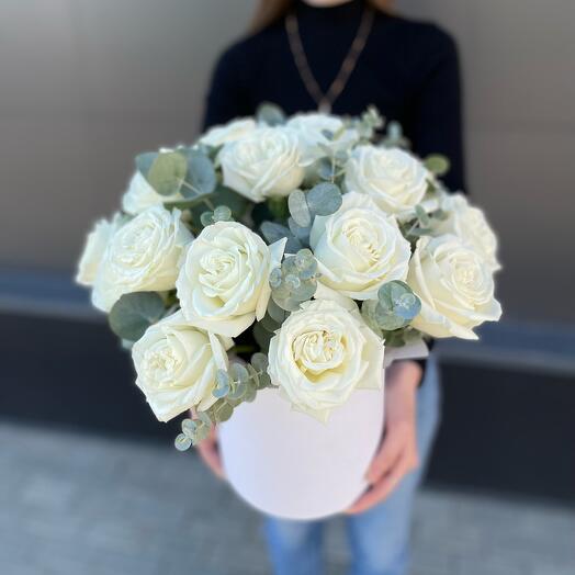 Caja de sombrero con rosas blancas