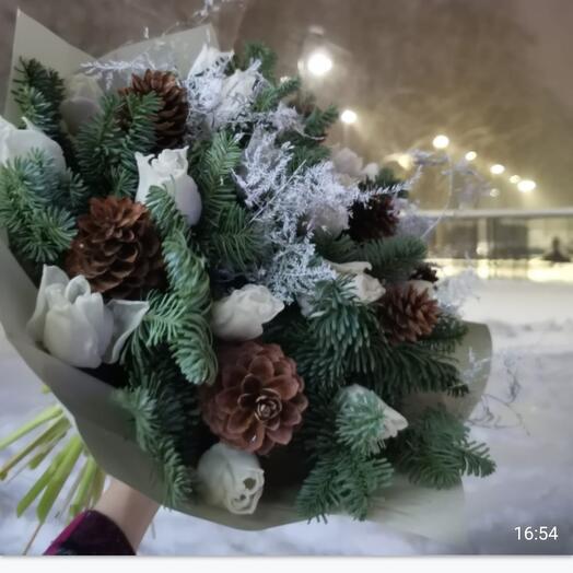 Букет из белых тюльпанов и нобилиса