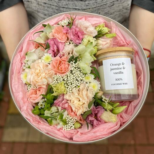 Подарочный набор со свечой и цветами