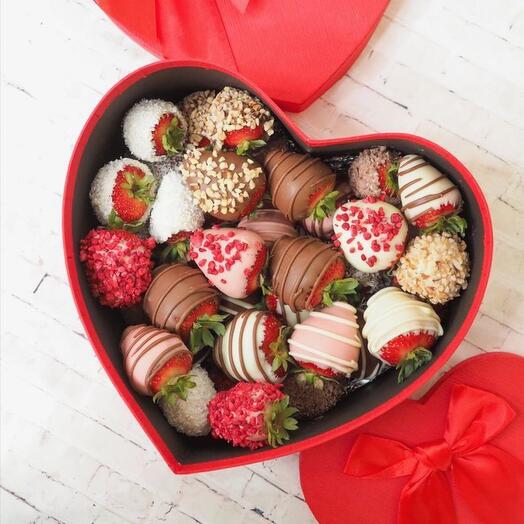 Клубника в шоколаде ассорти в коробочке сердце (Боьшое)
