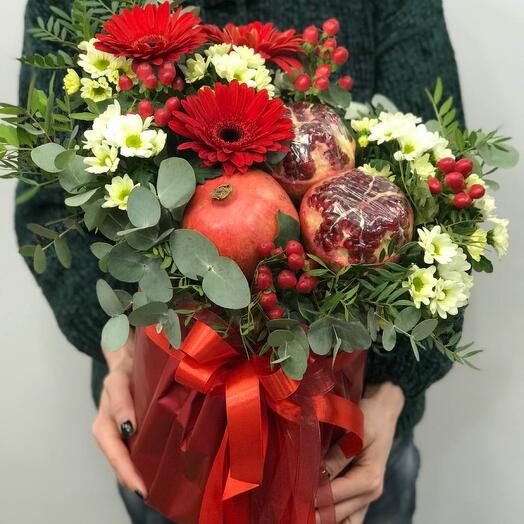 Красная Шляпная коробка с гранатом и цветами