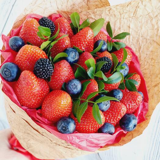 Ramo con fresas y arándanos