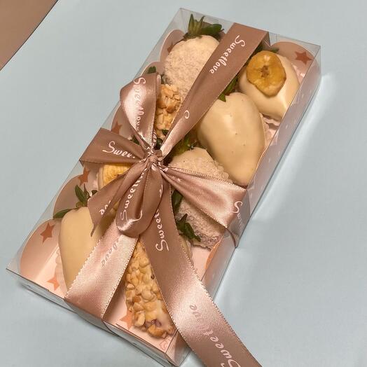 Клубника в белом шоколаде 8 штук