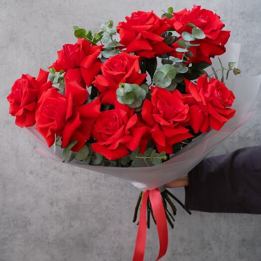Chic monobucket of 9 French roses Nina with eucalyptus
