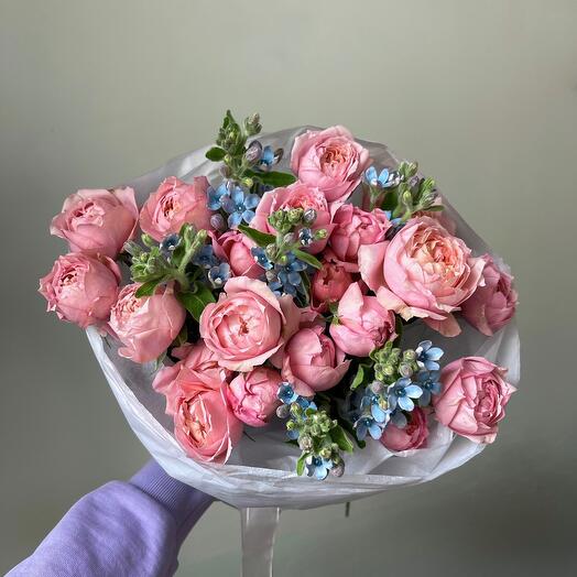 Ramo con rosas peonías y nomeolvides