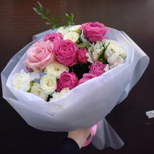 Ramo con rosas de arbusto en forma de peonía