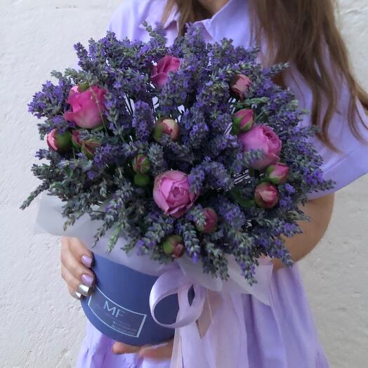 Lavanda en una Caja de peonía rosa