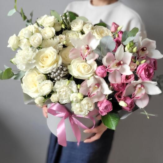 Arreglo volumétrico con rosas y orquídeas en una Caja de sombrero