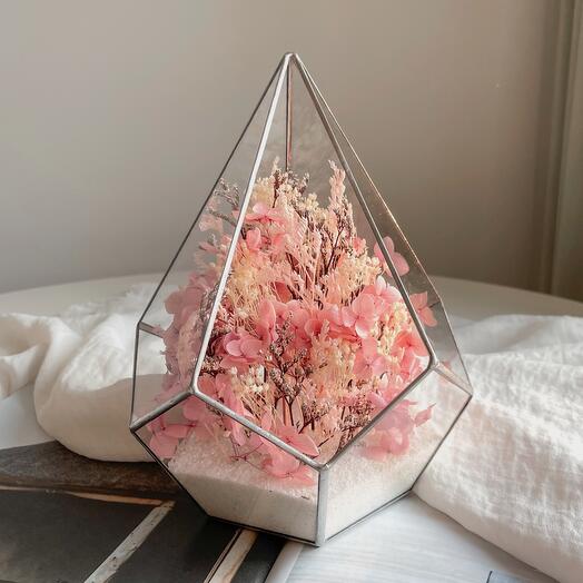 Florarium con un ramo de flores secas Nube de Hortensias Rosadas