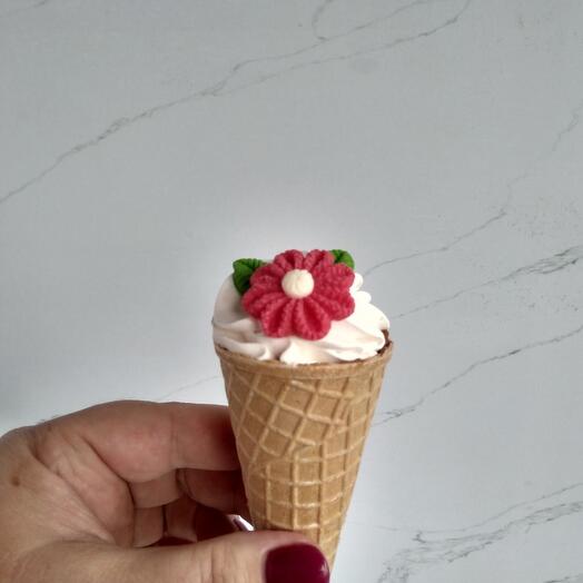 Зефир в вафельном рожке ( красный цветочек)