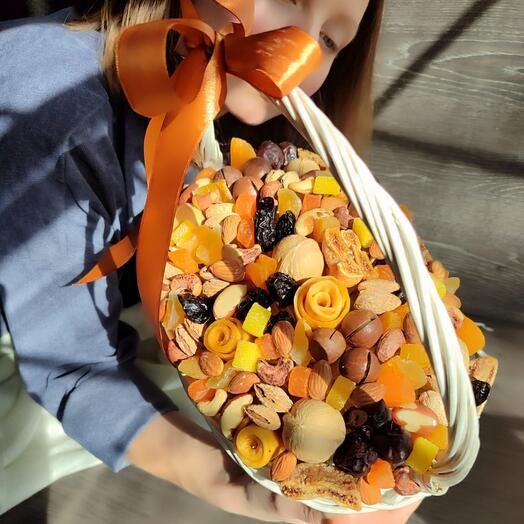 Сухофрукты и орехи в корзине