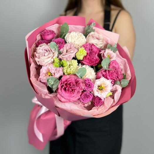 St bouquet 109 in crimson shades with peony-shaped roses