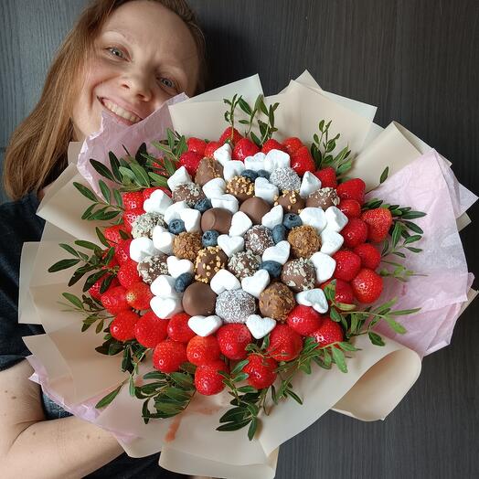Ramo de fresas con fresas cubiertas de chocolate