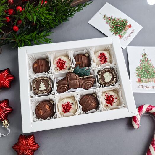 Набор шоколадных конфет с сублимированной клубникой и миндалём на Новый год